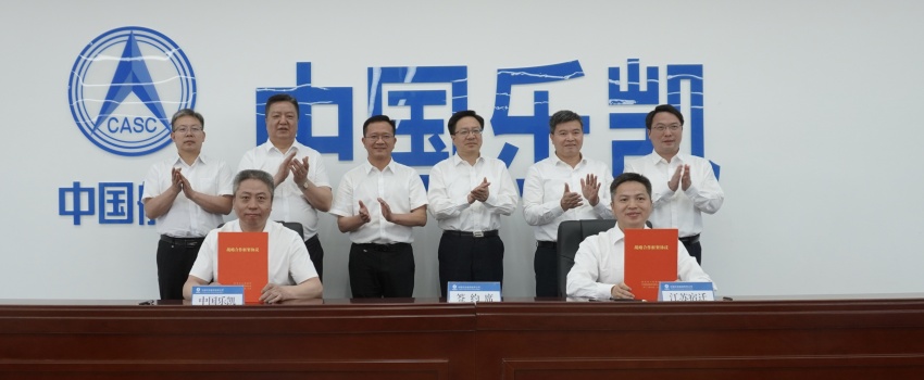 中國樂(lè )凱與宿遷市簽訂合作協(xié)議 侯景濱、李東會(huì )見(jiàn)宿遷市委書(shū)記陳忠偉并共同見(jiàn)證簽約